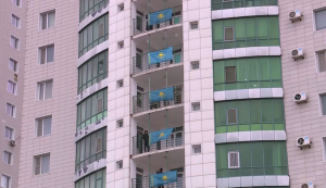 Жители Актобе украсили балконы и фасады ЖК флагами Казахстана