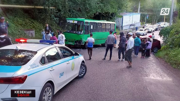 Алматыда қоғамдық автобус жол апатына түсті | Кезекші бөлім