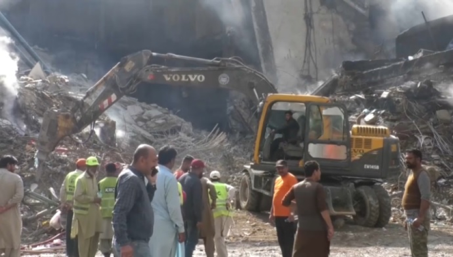 Число погибших при пожаре в ТЦ Пакистана достигло 67