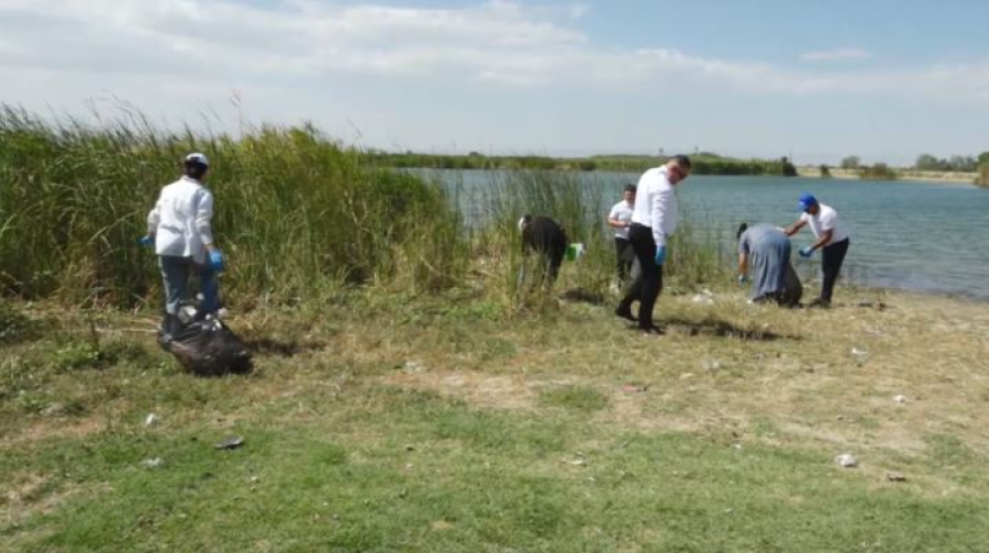 Берег озера Сенгирбай очистили от мусора