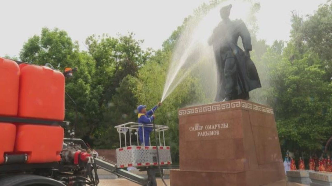 Жители Шымкента привели в порядок памятники героев