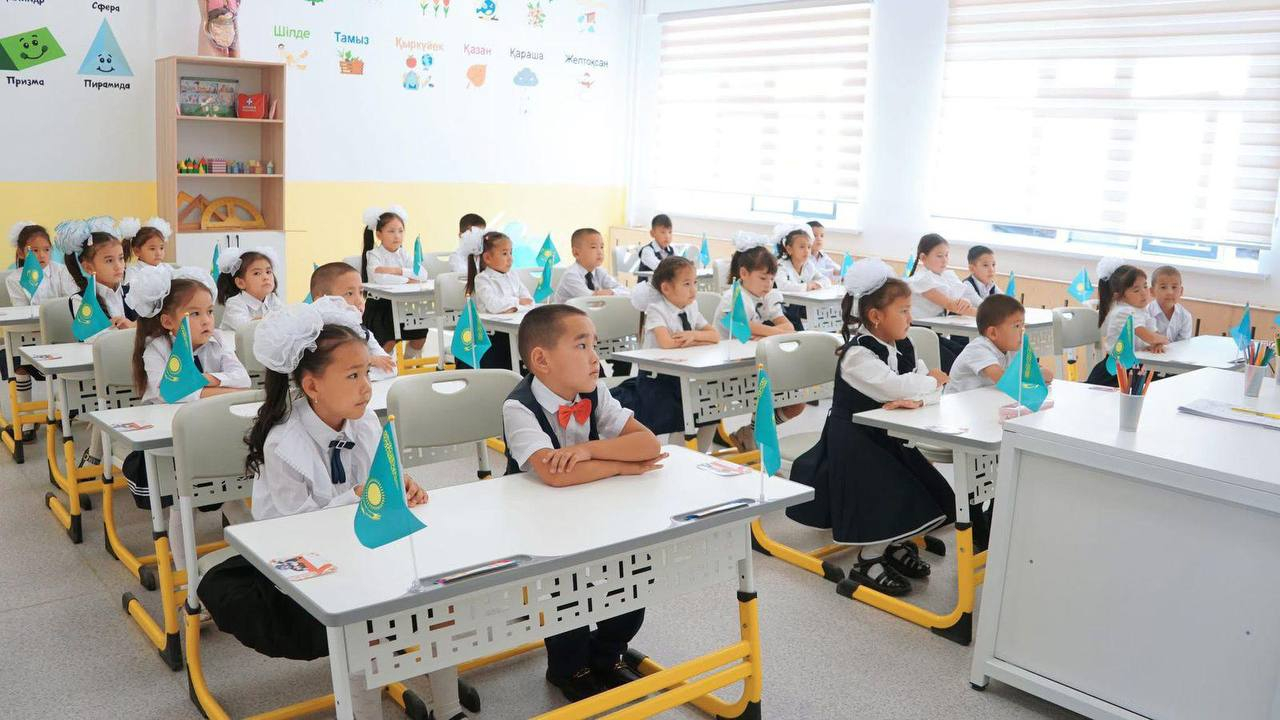 Около 100 тысяч учеников сели за новые парты в школах «Келешек мектептері»