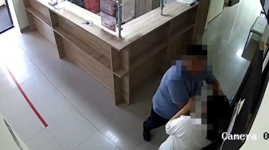 Қарағандыда 42 жастағы ер адам мейірбикені соққыға жықты