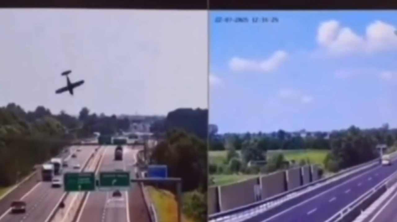 Самолет рухнул на трассу в Италии