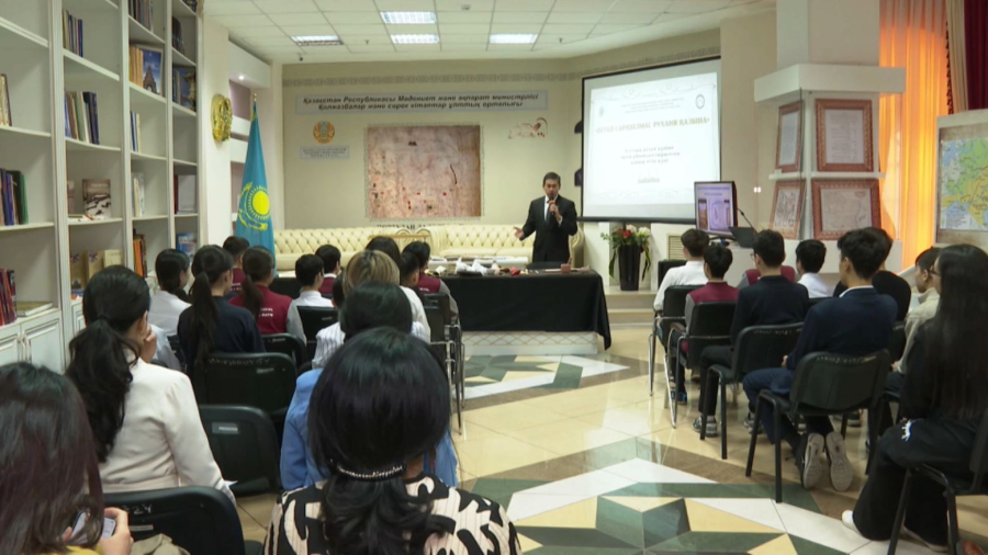 Столичные школьники освоили искусство создания книг